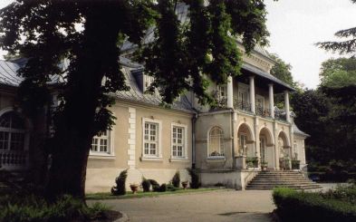 Dwór - Pałac Starzeńskich, obecnie Dom Pomocy Społecznej