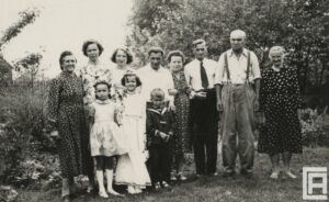 portret rodzinny przedstawiający dorosłych ludzi z dziećmi